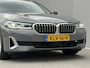 BMW 5-Serie 530e xDrive Luxury Line Touring / 90% SOH / 2.000 kg Trekgewicht / Elektrische Trekhaak Dealer onderhouden / EAER 52 km / Elektrische stoelen & klep / Stuur- en stoelverwarming / Apple Carplay Android / 18" LM wielen & All Season banden / Safety Pack /