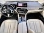 BMW 5-Serie 530e xDrive Luxury Line Touring / 90% SOH / 2.000 kg Trekgewicht / Elektrische Trekhaak Dealer onderhouden / EAER 52 km / Elektrische stoelen & klep / Stuur- en stoelverwarming / Apple Carplay Android / 18" LM wielen & All Season banden / Safety Pack /