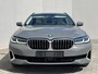 BMW 5-Serie 530e xDrive Luxury Line / 90% SOH / 2.000 kg Trekgewicht / Elektrische Trekhaak Dealer onderhouden / EAER 52 km / Elektrische stoelen & klep / Stuur- en stoelverwarming / Apple Carplay Android / 18" LM wielen & All Season banden / Safety Pack /