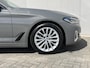 BMW 5-Serie 530e xDrive Luxury Line Touring / 90% SOH / 2.000 kg Trekgewicht / Elektrische Trekhaak Dealer onderhouden / EAER 52 km / Elektrische stoelen & klep / Stuur- en stoelverwarming / Apple Carplay Android / 18" LM wielen & All Season banden / Safety Pack /