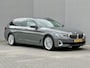 BMW 5-Serie 530e xDrive Luxury Line Touring / 90% SOH / 2.000 kg Trekgewicht / Elektrische Trekhaak Dealer onderhouden / EAER 52 km / Elektrische stoelen & klep / Stuur- en stoelverwarming / Apple Carplay Android / 18" LM wielen & All Season banden / Safety Pack /