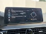 BMW 5-Serie 530e xDrive Luxury Line / 90% SOH / 2.000 kg Trekgewicht / Elektrische Trekhaak Dealer onderhouden / EAER 52 km / Elektrische stoelen & klep / Stuur- en stoelverwarming / Apple Carplay Android / 18" LM wielen & All Season banden / Safety Pack /
