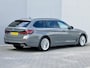 BMW 5-Serie 530e xDrive Luxury Line Touring / 90% SOH / 2.000 kg Trekgewicht / Elektrische Trekhaak Dealer onderhouden / EAER 52 km / Elektrische stoelen & klep / Stuur- en stoelverwarming / Apple Carplay Android / 18" LM wielen & All Season banden / Safety Pack /