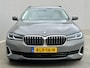 BMW 5-Serie 530e xDrive Luxury Line Touring / 90% SOH / 2.000 kg Trekgewicht / Elektrische Trekhaak Dealer onderhouden / EAER 52 km / Elektrische stoelen & klep / Stuur- en stoelverwarming / Apple Carplay Android / 18" LM wielen & All Season banden / Safety Pack /