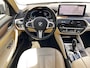 BMW 5-Serie 530e xDrive Luxury Line / Dealer onderhouden / Accu SoH 90 % / EAER 52 km / 2.000 kg Elektrische trekhaak / Elektrische stoelen & klep / Stuur- en stoelverwarming / Apple Carplay Android / 18" LM wielen & All Season banden /