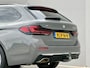 BMW 5-Serie 530e xDrive Luxury Line Touring / 90% SOH / 2.000 kg Trekgewicht / Elektrische Trekhaak Dealer onderhouden / EAER 52 km / Elektrische stoelen & klep / Stuur- en stoelverwarming / Apple Carplay Android / 18" LM wielen & All Season banden / Safety Pack /
