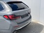 BMW 5-Serie 530e xDrive Luxury Line / 90% SOH / 2.000 kg Trekgewicht / Elektrische Trekhaak Dealer onderhouden / EAER 52 km / Elektrische stoelen & klep / Stuur- en stoelverwarming / Apple Carplay Android / 18" LM wielen & All Season banden / Safety Pack /