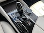 BMW 5-Serie 530e xDrive Luxury Line Touring / 90% SOH / 2.000 kg Trekgewicht / Elektrische Trekhaak Dealer onderhouden / EAER 52 km / Elektrische stoelen & klep / Stuur- en stoelverwarming / Apple Carplay Android / 18" LM wielen & All Season banden / Safety Pack /