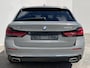 BMW 5-Serie 530e xDrive Luxury Line / 90% SOH / 2.000 kg Trekgewicht / Elektrische Trekhaak Dealer onderhouden / EAER 52 km / Elektrische stoelen & klep / Stuur- en stoelverwarming / Apple Carplay Android / 18" LM wielen & All Season banden / Safety Pack /