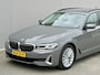 BMW 5-Serie 530e xDrive Luxury Line Touring / 90% SOH / 2.000 kg Trekgewicht / Elektrische Trekhaak Dealer onderhouden / EAER 52 km / Elektrische stoelen & klep / Stuur- en stoelverwarming / Apple Carplay Android / 18" LM wielen & All Season banden / Safety Pack /