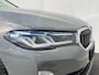 BMW 5-Serie 530e xDrive Luxury Line / 90% SOH / 2.000 kg Trekgewicht / Elektrische Trekhaak Dealer onderhouden / EAER 52 km / Elektrische stoelen & klep / Stuur- en stoelverwarming / Apple Carplay Android / 18" LM wielen & All Season banden / Safety Pack /