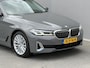 BMW 5-Serie 530e xDrive Luxury Line Touring / 90% SOH / 2.000 kg Trekgewicht / Elektrische Trekhaak Dealer onderhouden / EAER 52 km / Elektrische stoelen & klep / Stuur- en stoelverwarming / Apple Carplay Android / 18" LM wielen & All Season banden / Safety Pack /