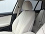 BMW 5-Serie 530e xDrive Luxury Line Touring / 90% SOH / 2.000 kg Trekgewicht / Elektrische Trekhaak Dealer onderhouden / EAER 52 km / Elektrische stoelen & klep / Stuur- en stoelverwarming / Apple Carplay Android / 18" LM wielen & All Season banden / Safety Pack /