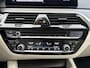 BMW 5-Serie 530e xDrive Luxury Line Touring / 90% SOH / 2.000 kg Trekgewicht / Elektrische Trekhaak Dealer onderhouden / EAER 52 km / Elektrische stoelen & klep / Stuur- en stoelverwarming / Apple Carplay Android / 18" LM wielen & All Season banden / Safety Pack /