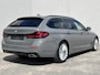 BMW 5-Serie 530e xDrive Luxury Line / 90% SOH / 2.000 kg Trekgewicht / Elektrische Trekhaak Dealer onderhouden / EAER 52 km / Elektrische stoelen & klep / Stuur- en stoelverwarming / Apple Carplay Android / 18" LM wielen & All Season banden / Safety Pack /