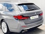 BMW 5-Serie 530e xDrive Luxury Line / Dealer onderhouden / Accu SoH 90 % / EAER 52 km / 2.000 kg Elektrische trekhaak / Elektrische stoelen & klep / Stuur- en stoelverwarming / Apple Carplay Android / 18" LM wielen & All Season banden /