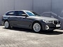 BMW 5-Serie 530e xDrive Luxury Line / Dealer onderhouden / Accu SoH 90 % / EAER 52 km / 2.000 kg Elektrische trekhaak / Elektrische stoelen & klep / Stuur- en stoelverwarming / Apple Carplay Android / 18" LM wielen & All Season banden /