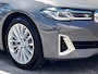 BMW 5-Serie 530e xDrive Luxury Line / Dealer onderhouden / Accu SoH 90 % / EAER 52 km / 2.000 kg Elektrische trekhaak / Elektrische stoelen & klep / Stuur- en stoelverwarming / Apple Carplay Android / 18" LM wielen & All Season banden /
