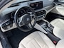 BMW 5-Serie 530e xDrive Luxury Line / 90% SOH / 2.000 kg Trekgewicht / Elektrische Trekhaak Dealer onderhouden / EAER 52 km / Elektrische stoelen & klep / Stuur- en stoelverwarming / Apple Carplay Android / 18" LM wielen & All Season banden / Safety Pack /