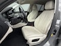 BMW 5-Serie 530e xDrive Luxury Line Touring / 90% SOH / 2.000 kg Trekgewicht / Elektrische Trekhaak Dealer onderhouden / EAER 52 km / Elektrische stoelen & klep / Stuur- en stoelverwarming / Apple Carplay Android / 18" LM wielen & All Season banden / Safety Pack /