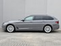 BMW 5-Serie 530e xDrive Luxury Line Touring / 90% SOH / 2.000 kg Trekgewicht / Elektrische Trekhaak Dealer onderhouden / EAER 52 km / Elektrische stoelen & klep / Stuur- en stoelverwarming / Apple Carplay Android / 18" LM wielen & All Season banden / Safety Pack /