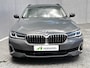 BMW 5-Serie 530e xDrive Luxury Line / Dealer onderhouden / Accu SoH 90 % / EAER 52 km / 2.000 kg Elektrische trekhaak / Elektrische stoelen & klep / Stuur- en stoelverwarming / Apple Carplay Android / 18" LM wielen & All Season banden /