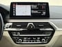 BMW 5-Serie 530e xDrive Luxury Line Touring / 90% SOH / 2.000 kg Trekgewicht / Elektrische Trekhaak Dealer onderhouden / EAER 52 km / Elektrische stoelen & klep / Stuur- en stoelverwarming / Apple Carplay Android / 18" LM wielen & All Season banden / Safety Pack /