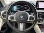 BMW 5-Serie 530e xDrive Luxury Line Touring / 90% SOH / 2.000 kg Trekgewicht / Elektrische Trekhaak Dealer onderhouden / EAER 52 km / Elektrische stoelen & klep / Stuur- en stoelverwarming / Apple Carplay Android / 18" LM wielen & All Season banden / Safety Pack /