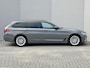BMW 5-Serie 530e xDrive Luxury Line Touring / 90% SOH / 2.000 kg Trekgewicht / Elektrische Trekhaak Dealer onderhouden / EAER 52 km / Elektrische stoelen & klep / Stuur- en stoelverwarming / Apple Carplay Android / 18" LM wielen & All Season banden / Safety Pack /
