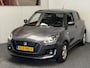 Suzuki Swift 1.2 5 DEURS AUTOMAAT SELECT SMART HYBRID NAVIGATIE ADAPTIVE CRUISE CONTROL ACHTERUITRIJCAMERA AIRCO RIJSTROOKSENSOREN DODEHOEKSENSOREN ZEER MOOI !!