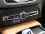 Volvo XC90 T8 Recharge AWD Ultimate Bright 7 Persoons LONG RANGE PHEV 455pk Dealer O.H. | Trekhaak Af Fabriek | Panodak | Head Up | Adaptive Cruise | 360 Camera | Bowers & Wilkins | Lederen Sportstoelen Massage & Memory & Ventilatie | Google Assistent | Stoelen & Stuur Verwarmd | Keyless | Blis | Plug In Hybrid |
