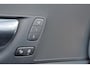 Volvo XC60 T6 Recharge AWD Plus Dark - Panorama/schuifdak - IntelliSafe Assist & Surround - 360º Camera - Verwarmde voorstoelen, stuur & achterbank - Parkeersensoren voor & achter - Elektr. bedienb. voorstoelen met geheugen - Draadloze tel. lader - Inklapbare trekhaak - 19' LMV