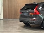 Volvo XC60 T6 AWD Recharge Plus Dark | Harman Kardon | All Season banden | Adaptieve Cruise Control | Stoelverwarming voor+achter | Stuurwielverwarming | Standkachel met Volvo On Call App | Full LED Meesturende koplampen | Pilot Assist | Elektrische voorstoelen geheugen | Lederen bekleding | Zitting verlenging voorstoelen | Schuifdak | Parkeercamera | Google Infotainment | Keyless Drive | Parkeersensoren voor+achter | Privacy Glass | DAB Radio | Apple Carplay/Android Auto | Draadloos telefoon opladen | Volvo On Call met mobiele App functie | Platinum Grey Metallic |