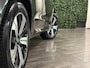 Volvo XC60 T6 AWD Recharge Plus Dark | Harman Kardon | All Season banden | Adaptieve Cruise Control | Stoelverwarming voor+achter | Stuurwielverwarming | Standkachel met Volvo On Call App | Full LED Meesturende koplampen | Pilot Assist | Elektrische voorstoelen geheugen | Lederen bekleding | Zitting verlenging voorstoelen | Schuifdak | Parkeercamera | Google Infotainment | Keyless Drive | Parkeersensoren voor+achter | Privacy Glass | DAB Radio | Apple Carplay/Android Auto | Draadloos telefoon opladen | Volvo On Call met mobiele App functie | Platinum Grey Metallic |