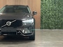 Volvo XC60 T6 AWD Recharge Plus Dark | Harman Kardon | All Season banden | Adaptieve Cruise Control | Stoelverwarming voor+achter | Stuurwielverwarming | Standkachel met Volvo On Call App | Full LED Meesturende koplampen | Pilot Assist | Elektrische voorstoelen geheugen | Lederen bekleding | Zitting verlenging voorstoelen | Schuifdak | Parkeercamera | Google Infotainment | Keyless Drive | Parkeersensoren voor+achter | Privacy Glass | DAB Radio | Apple Carplay/Android Auto | Draadloos telefoon opladen | Volvo On Call met mobiele App functie | Platinum Grey Metallic |