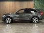 Volvo XC60 T6 AWD Recharge Plus Dark | Harman Kardon | All Season banden | Adaptieve Cruise Control | Stoelverwarming voor+achter | Stuurwielverwarming | Standkachel met Volvo On Call App | Full LED Meesturende koplampen | Pilot Assist | Elektrische voorstoelen geheugen | Lederen bekleding | Zitting verlenging voorstoelen | Schuifdak | Parkeercamera | Google Infotainment | Keyless Drive | Parkeersensoren voor+achter | Privacy Glass | DAB Radio | Apple Carplay/Android Auto | Draadloos telefoon opladen | Volvo On Call met mobiele App functie | Platinum Grey Metallic |