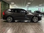 Volvo XC60 T8 AWD Recharge Ultimate Dark Long Range | Luchtvering | Trekhaak | 360° Camera | 455pk | Head-Up Display | Harman Kardon | Adaptieve Cruise Control | Stoelverwarming voor+achter | Stuurwielverwarming | Standkachel met Volvo On Call App | Schuifdak | Full LED Meesturende koplampen | Pilot Assist | BLIS Dode Hoek Detectie | Elektrische voorstoelen geheugen | Lederen bekleding | Zitting verlenging voorstoelen | Lederen dashboard | 20 Inch | Google Infotainment | Keyless Drive | Elektrisch bedienbare achterklep | DAB Radio | Apple Carplay/Android Auto | Alarm Klasse III | Draadloos telefoon opladen | Volvo On Call met mobiele App functie | Platinum Grey Metallic |