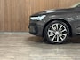 Volvo XC60 T8 AWD Recharge Ultimate Dark Long Range | Luchtvering | Trekhaak | 360° Camera | 455pk | Head-Up Display | Harman Kardon | Adaptieve Cruise Control | Stoelverwarming voor+achter | Stuurwielverwarming | Standkachel met Volvo On Call App | Schuifdak | Full LED Meesturende koplampen | Pilot Assist | BLIS Dode Hoek Detectie | Elektrische voorstoelen geheugen | Lederen bekleding | Zitting verlenging voorstoelen | Lederen dashboard | 20 Inch | Google Infotainment | Keyless Drive | Elektrisch bedienbare achterklep | DAB Radio | Apple Carplay/Android Auto | Alarm Klasse III | Draadloos telefoon opladen | Volvo On Call met mobiele App functie | Platinum Grey Metallic |