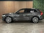 Volvo XC60 T8 AWD Recharge Ultimate Dark Long Range | Luchtvering | Trekhaak | 360° Camera | 455pk | Head-Up Display | Harman Kardon | Adaptieve Cruise Control | Stoelverwarming voor+achter | Stuurwielverwarming | Standkachel met Volvo On Call App | Schuifdak | Full LED Meesturende koplampen | Pilot Assist | BLIS Dode Hoek Detectie | Elektrische voorstoelen geheugen | Lederen bekleding | Zitting verlenging voorstoelen | Lederen dashboard | 20 Inch | Google Infotainment | Keyless Drive | Elektrisch bedienbare achterklep | DAB Radio | Apple Carplay/Android Auto | Alarm Klasse III | Draadloos telefoon opladen | Volvo On Call met mobiele App functie | Platinum Grey Metallic |