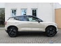 Volvo EX30 Cross Country P5 Long Range Plus Europa 69 kWh | 19-inch lichtmetalen velgen | Verwarmbare voorstoelen en stuurwiel | Elektrisch verstelbare voorstoelen | Extra getint glas achter | Google navigatie systeem | Parkeer camera achter | Parkeersensoren voor- en achter | Adaptieve cruise control | BLIS (dode hoek spiegel) | Zwart dak | Zwarte spiegel kappen |