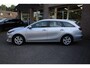 Kia Ceed Sportswagon 1.0 T-GDi DynamicLine FACELIFT CARPLAY CAMERA HALF-LEER CRUISE DRAADLOOS-LADEN DAB LANE-ASSIST HILD-HOLD CLIMA NAVI CRUISE PDC LMV