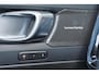Volvo EC40 Performance Plus Black Edition 82 kWh - Panoramadak - IntelliSafe Assist & Surround - 360º Camera - Harman/Kardon audio - Verwarmde voorstoelen, stuur & achterbank - Parkeersensoren voor & achter - Elektr. bedienb. bestuurdersstoel met geheugen - Draadloze tel. lader - Extra getint glas - 20' LMV