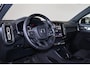 Volvo EC40 Performance Plus Black Edition 82 kWh - Panoramadak - IntelliSafe Assist & Surround - 360º Camera - Harman/Kardon audio - Verwarmde voorstoelen, stuur & achterbank - Parkeersensoren voor & achter - Elektr. bedienb. bestuurdersstoel met geheugen - Draadloze tel. lader - Extra getint glas - 20' LMV