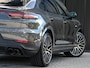 Porsche Cayenne Coupé 3.0 E-Hybrid | NL Auto | Dealer Onderhouden | 18-Wegs Memory Seats | Panoramadak | 360 Camera | Luchtvering | Bose | Sport Chrono | Stoelventilatie | Stuur verwarmd | Soft Close | Trekhaak |