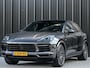 Porsche Cayenne Coupé 3.0 E-Hybrid | NL Auto | Dealer Onderhouden | 18-Wegs Memory Seats | Panoramadak | 360 Camera | Luchtvering | Bose | Sport Chrono | Stoelventilatie | Stuur verwarmd | Soft Close | Trekhaak |