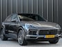 Porsche Cayenne Coupé 3.0 E-Hybrid | NL Auto | Dealer Onderhouden | 18-Wegs Memory Seats | Panoramadak | 360 Camera | Luchtvering | Bose | Sport Chrono | Stoelventilatie | Stuur verwarmd | Soft Close | Trekhaak |