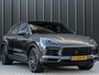 Porsche Cayenne Coupé 3.0 E-Hybrid | NL Auto | Dealer Onderhouden | 18-Wegs Memory Seats | Panoramadak | 360 Camera | Luchtvering | Bose | Sport Chrono | Stoelventilatie | Stuur verwarmd | Soft Close | Trekhaak |