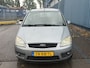 Ford C-Max Focus 1.8-16V Trend Inruilauto’s tegen vaste prijzen. Voor meer info: 0638140850 Bij de verkoop van gebruikte voertuigen door CD-Cars wordt geen standaard garantie verstrekt. De koper aanvaardt het voertuig in de staat waarin het zich bevindt op het moment van aankoop