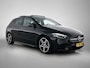 Mercedes-Benz B-klasse 180 Business Solution AMG AMG Line | Night Pakket | Panorama Schuif-Kanteldak | Memory voorstoelen | Achteruitrijcamers. Inclusief 24 maanden MB Certified garantie voor Europa.