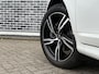 Volvo XC60 2.0 T5 FWD R-Design | Trekhaak | Panoramadak | Achteruitrijcamera | Parkeersensoren | Cruise Control Adaptief | BLIS | Keyless Entry | Harman Kardon Audio